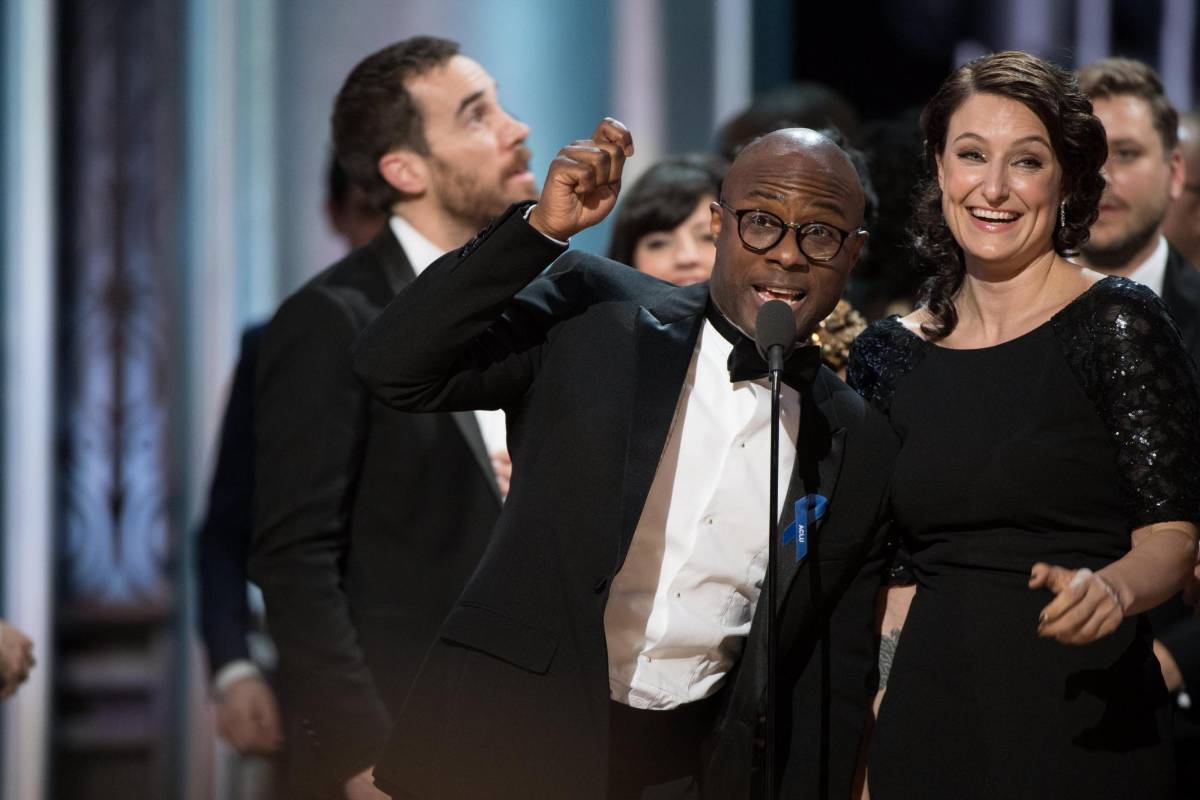 El director de Luz de luna, Barry Jenkins, da su discurso, después de la confusión, al confirmar que esta fue la mejor película. FOTO EFE