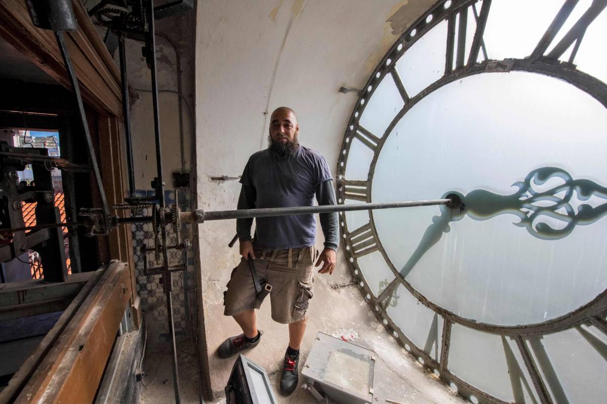 El relojero uruguayo Abdel Ghaffar posa junto al reloj de la Catedral de Montevideo. FOTO PABLO PORCIUNCULA BRUNE; AFP.