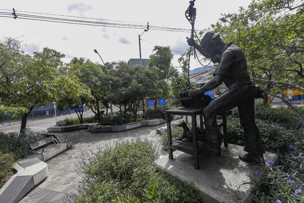 Brigadas de Empresas Varias, Dagrd y otras dependencias oficiales realizan tareas de aseo en el Barrio Corazón de Jesús y la Bayadera. Foto: Manuel Saldarriaga Quintero
