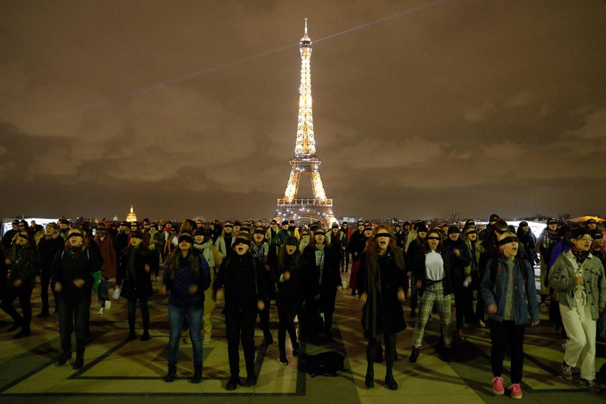 Más mujeres alrededor del mundo se unen para cantar “un violador en tu camino”. Este viernes, por ejemplo, muchas se reunieron en países como Chile, República Dominicana, México y Francia para entonar la arenga. Colombia marchó el sábado. FOTO AFP