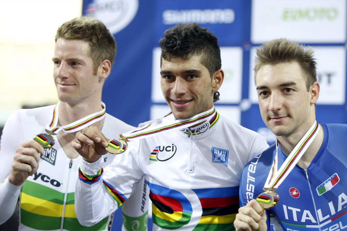Glenn O’Shea de Australia obtuvo la medalla de plata, el colombiano Fernando Gaviria Rendón se quedó con la de oro y el italiano Elia Viviani fue tercero. FOTO REUTERS