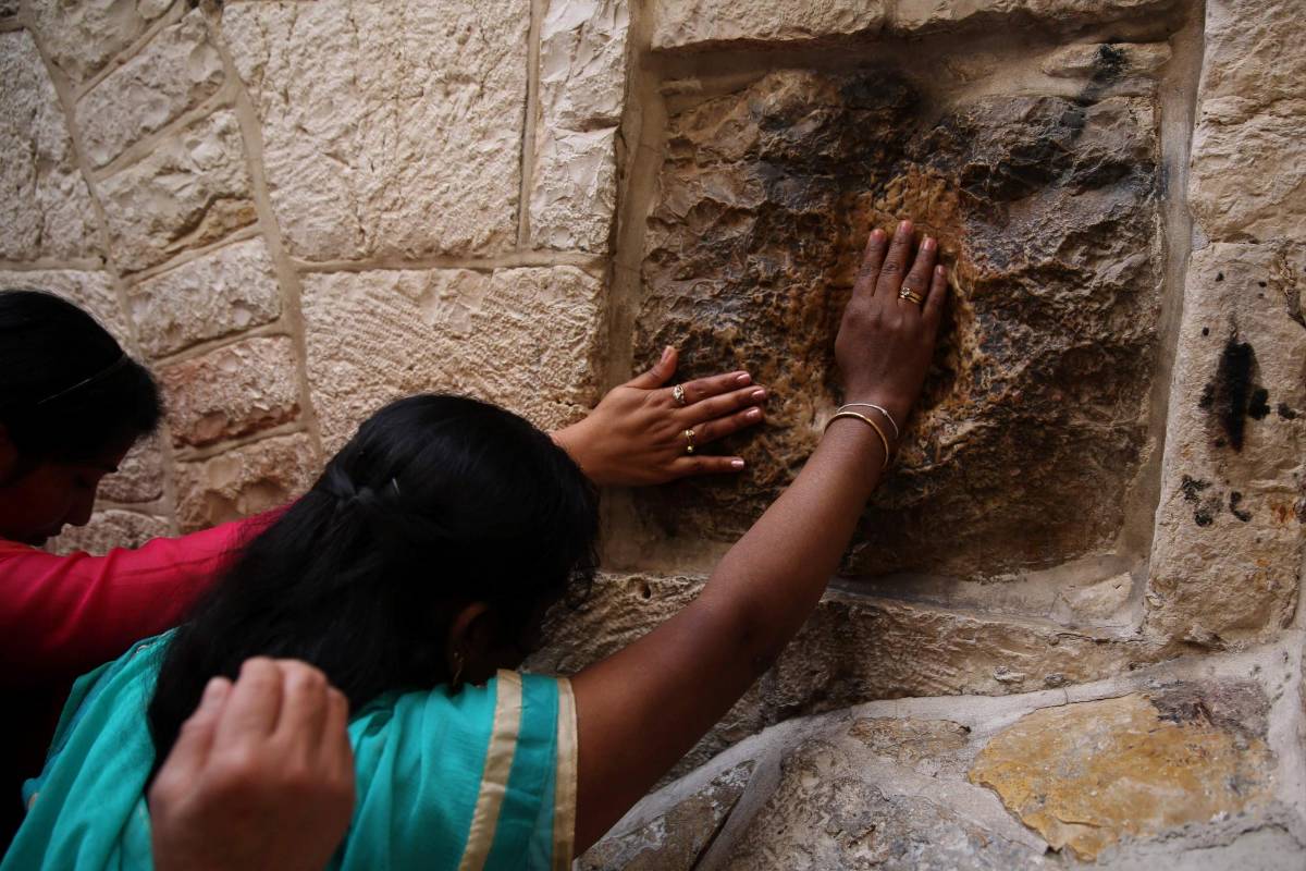 Peregrinos católicos indios visitan la quinta estación de la llamada Vía Dolorosa en Jerusalén durante los días de Semana Santa. FOTO AFP