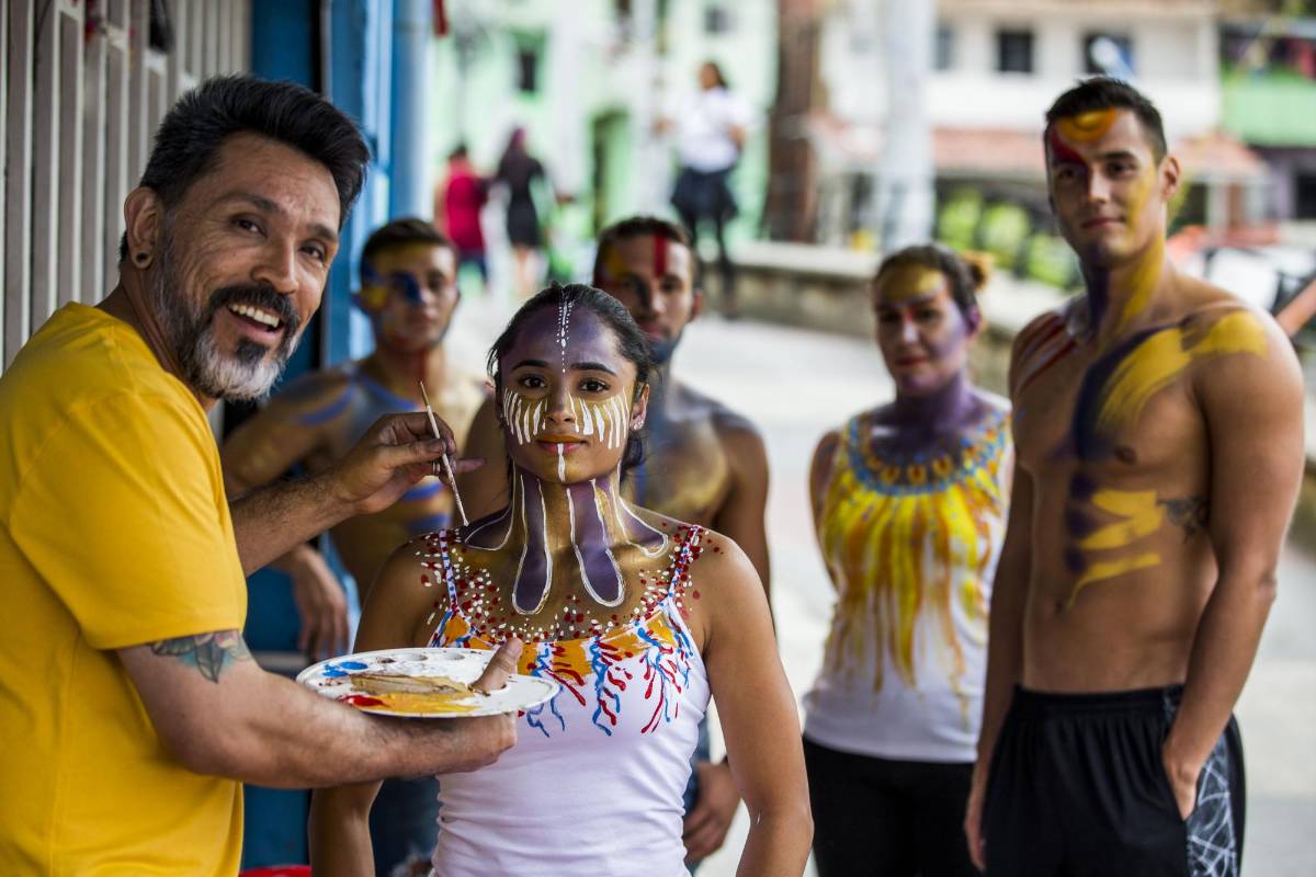 Ginna Escobar (gimnasia), Ana María Rendón (tiro con arco), Daniel Restrepo (clavados), Alejandro Arias (clavados) y Jorge Mario Murillo (natación) participaron de una intervención artística en la comuna 13 en la que sus cuerpos fueron los lienzos. FOTOS JULIO CÉSAR HERRERA
