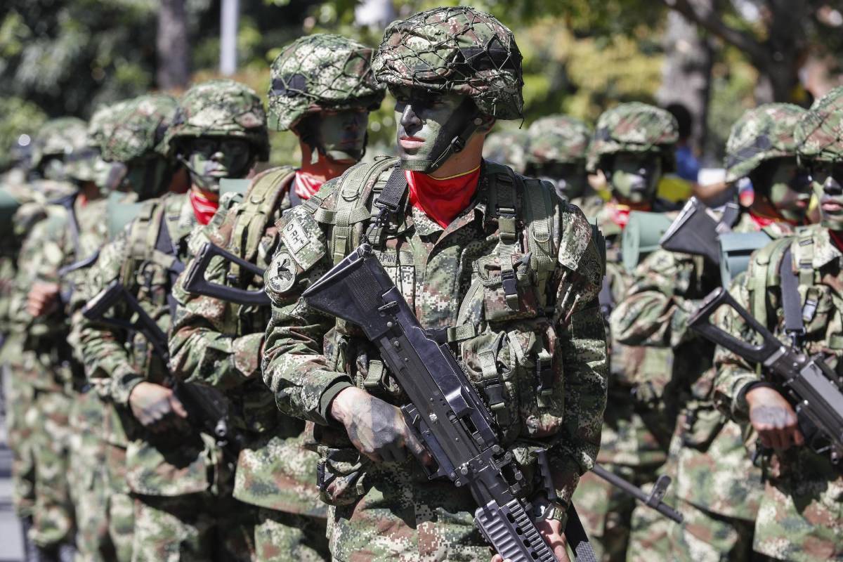 La fiesta de independencia colmó la carrera 70 de Medellín, las Fuerzas Militares, los cuerpos de rescate y los indígenas compartieron con la gente que se volcó a las calles. Foto: Manuel Saldarriaga Quintero.