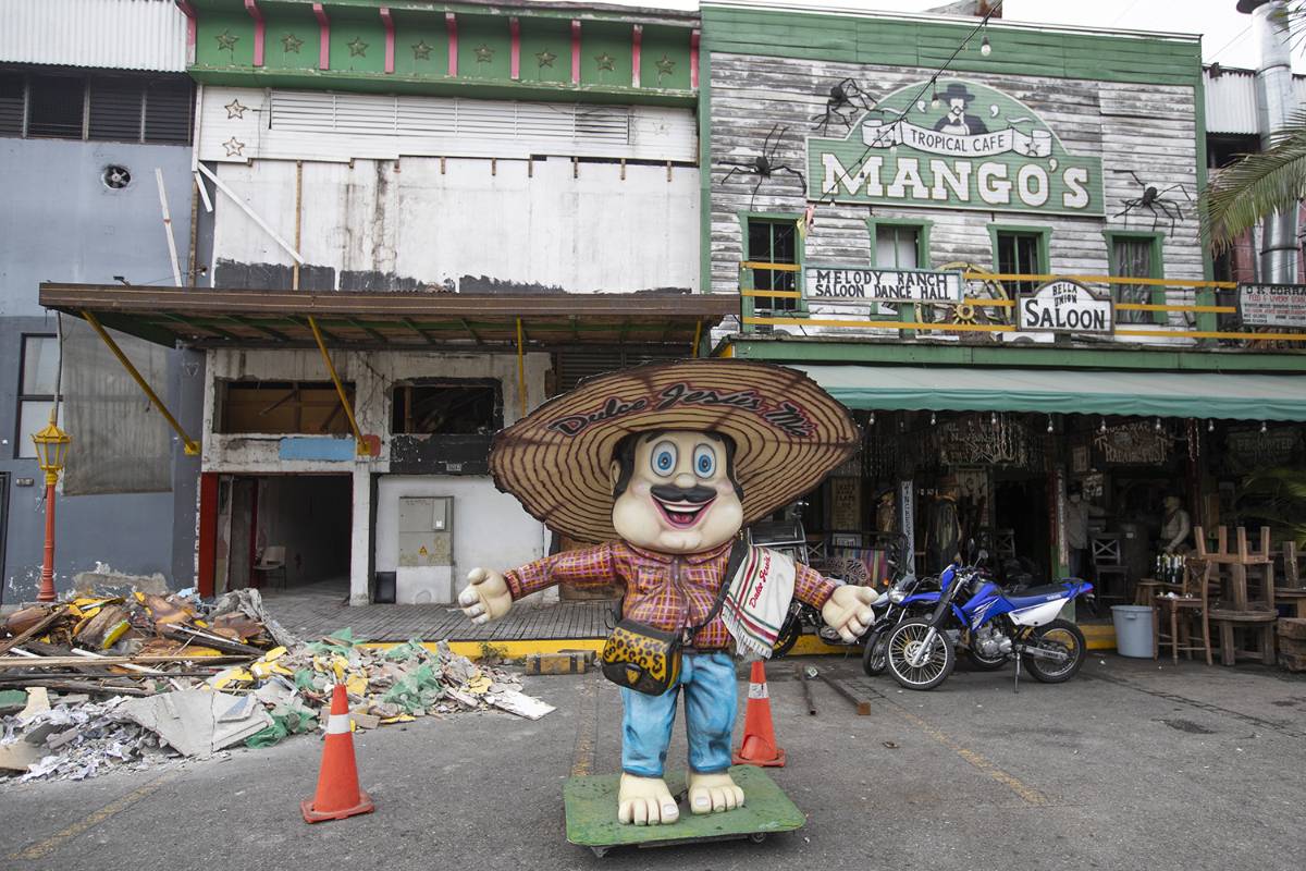 trabajadores de Mango´s y Dulce Jesús Mío ven como se desmantelan las discotecas que tenían más de tres décadas de tradición en la ciudad. Foto Jaime Pérez