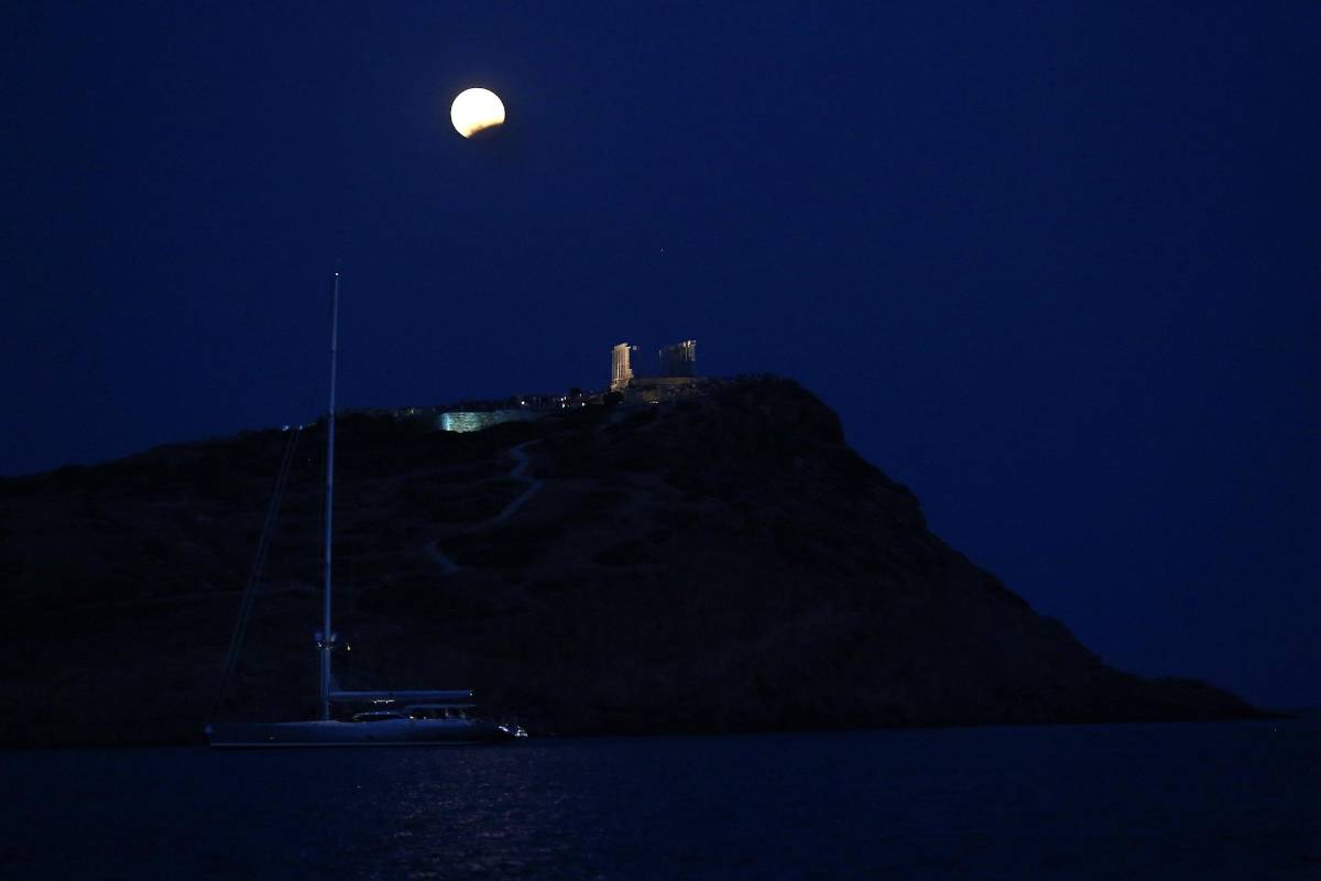 Vista de la luna llena sobre el templo de Poseidón antes del pico del eclipse lunar parcial en el cabo de Sunión, 65 kilómetros al sur de Atenas (Grecia). FOTO: Efe