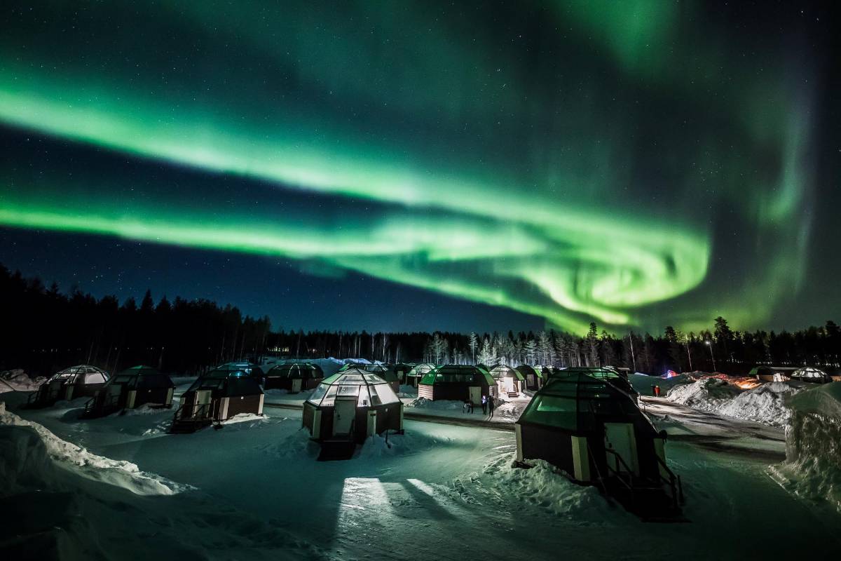 La aurora boreal se ve en el cielo sobre el hotel Arctic Snow en Rovaniemi, Finlandia. REUTERS / Alexander Kuznetsov