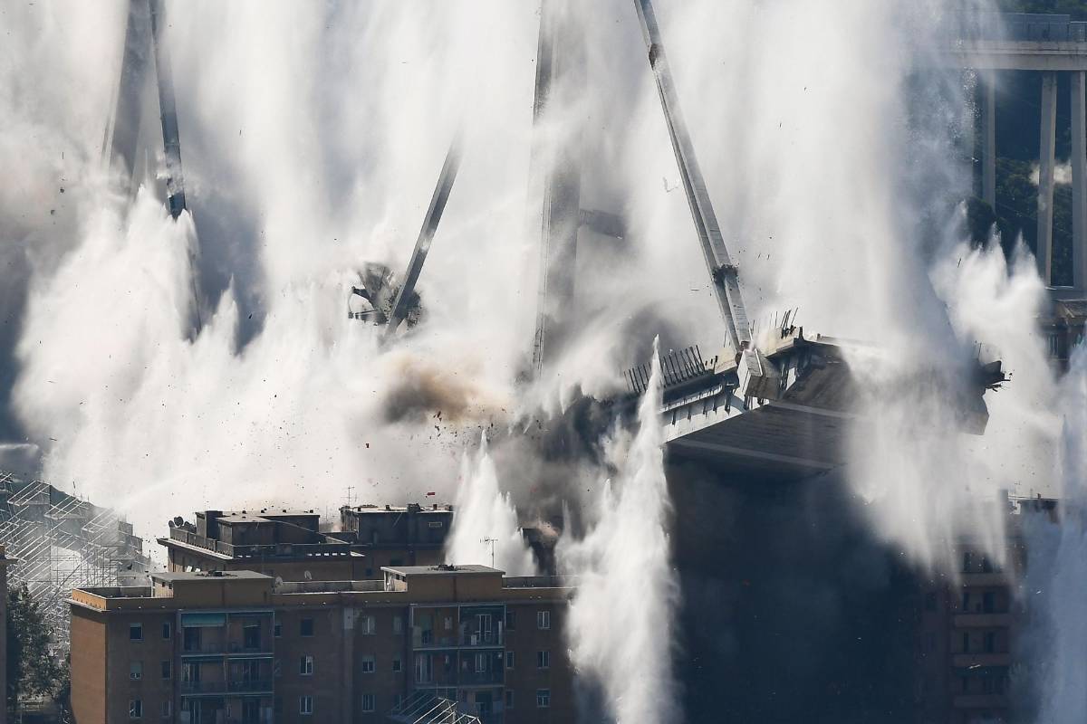 Las 4.500 toneladas de hormigón y acero de los dos gigantescos pilares se convirtieron en una inmensa nube de polvo en siete segundos, ante la mirada de numerosos habitantes. FOTO AFP