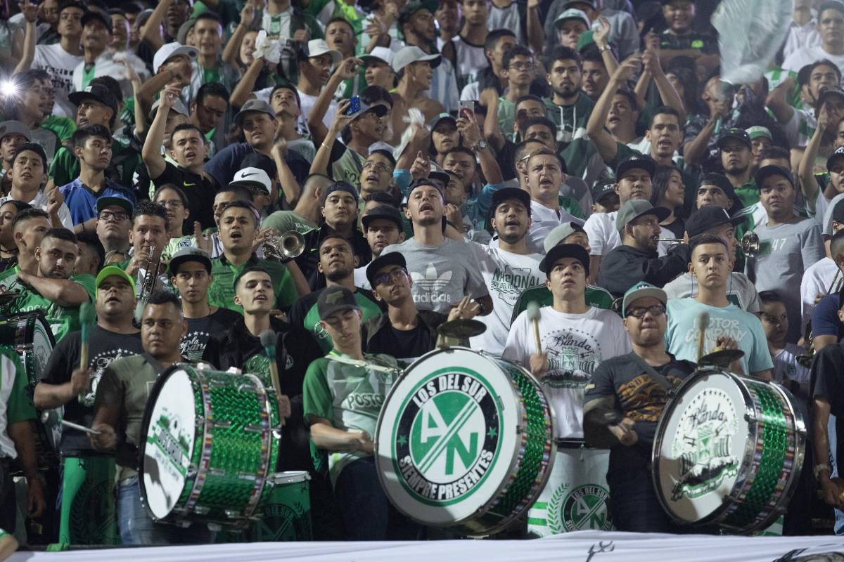 “Nunca imaginé tanto cariño de la hinchada”, dijo emocionado el veterano defensor, quien puso a vibrar a los presentes al alzar el trofeo de la Libertadores, tal como lo hizo la noche del 27 de julio de 2016 . FOTO: Carlos Alberto Velásquez