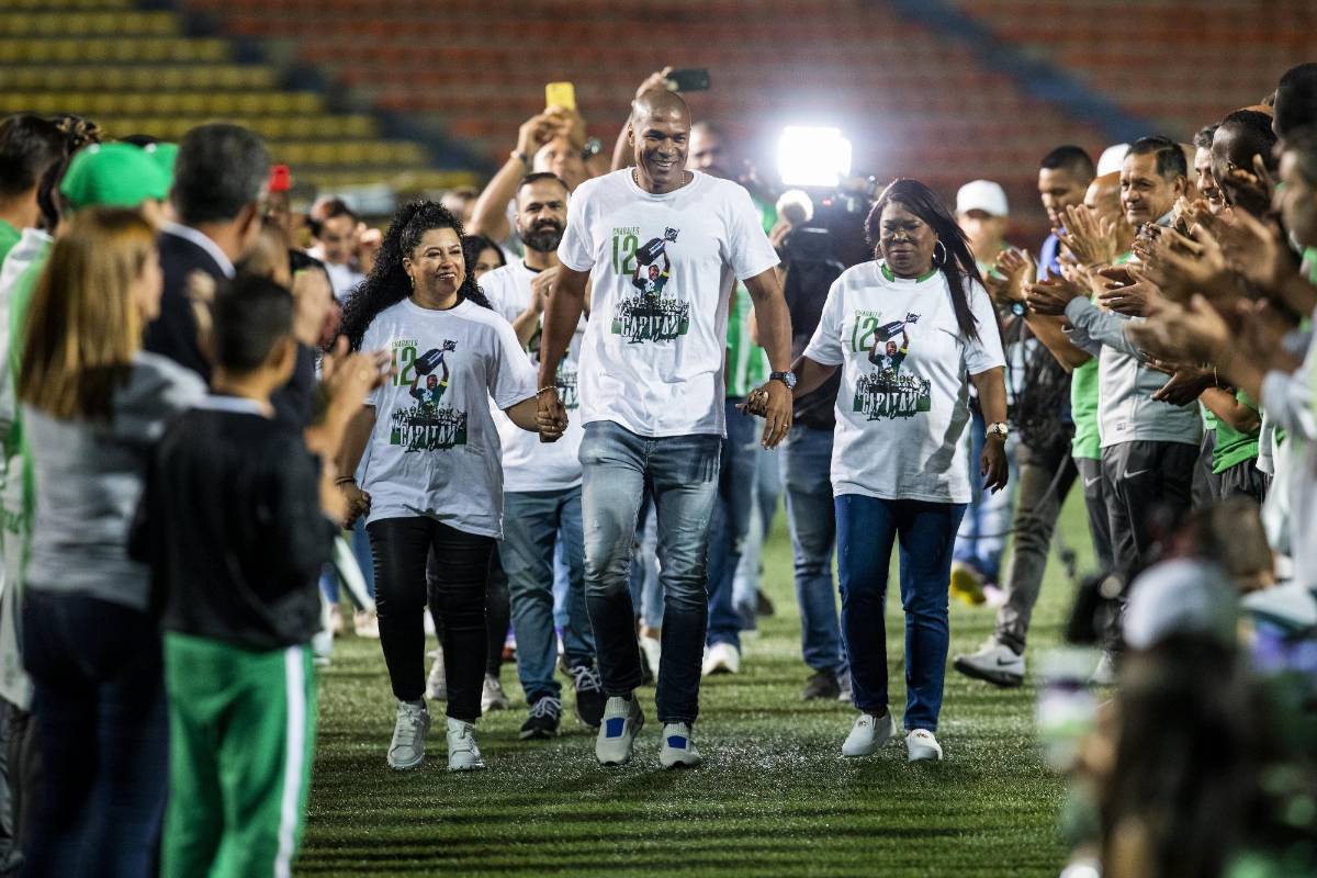 En el aluvión de reconocimientos hubo una calle de honor conformada por los jugadores del plantel actual y encabezada por Juan Carlos Osorio. FOTO: Carlos Alberto Velásquez