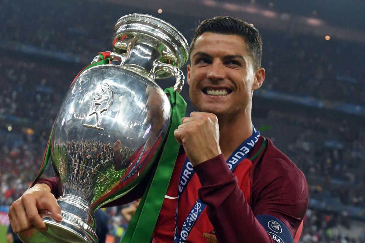 El segundo puesto es ocupado por el portugués Cristiano Ronaldo, quien reportó 105 millones de dólares en los últimos 12 meses. Su principal fuente de ingresos es el salario de su club, Juventus (60 millones), mientras que por publicidad y otros conceptos sumó 45 millones. FOTO AFP