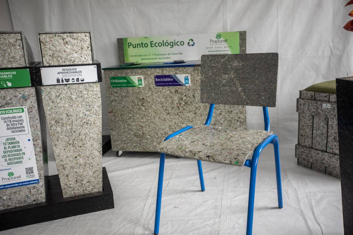 Productos como sillas, Materas, Pupitres, Platos, son desarrollados a partir del proceso de reciclaje que elabora en la empresa Proplanet dando un nuevo propósito a estos residuos. Foto. Camilo Suárez