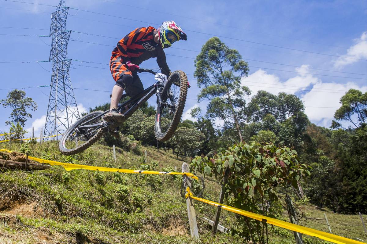 70 hombres y dos mujeres compitieron por lograr el menor tiempo posible en el descenso de la pista corta que tenía dos grandes saltos y altas velocidades. Foto: Esteban Vanegas