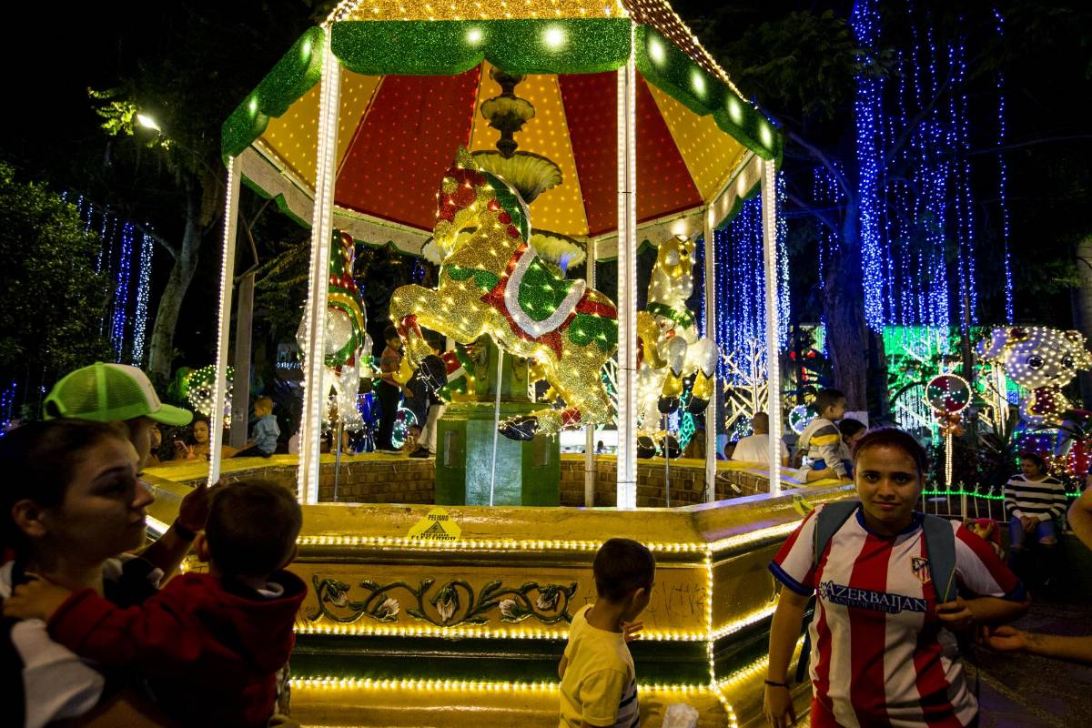 Una figura se robó la atención de los que hasta ahora han disfrutado el show: “esos caballitos que giran, que tienen luces y los transportan a uno a la infancia”, dice Gilberto González, de 69 años, nacido y criado en copacabana. Foto: Santiago Mesa.