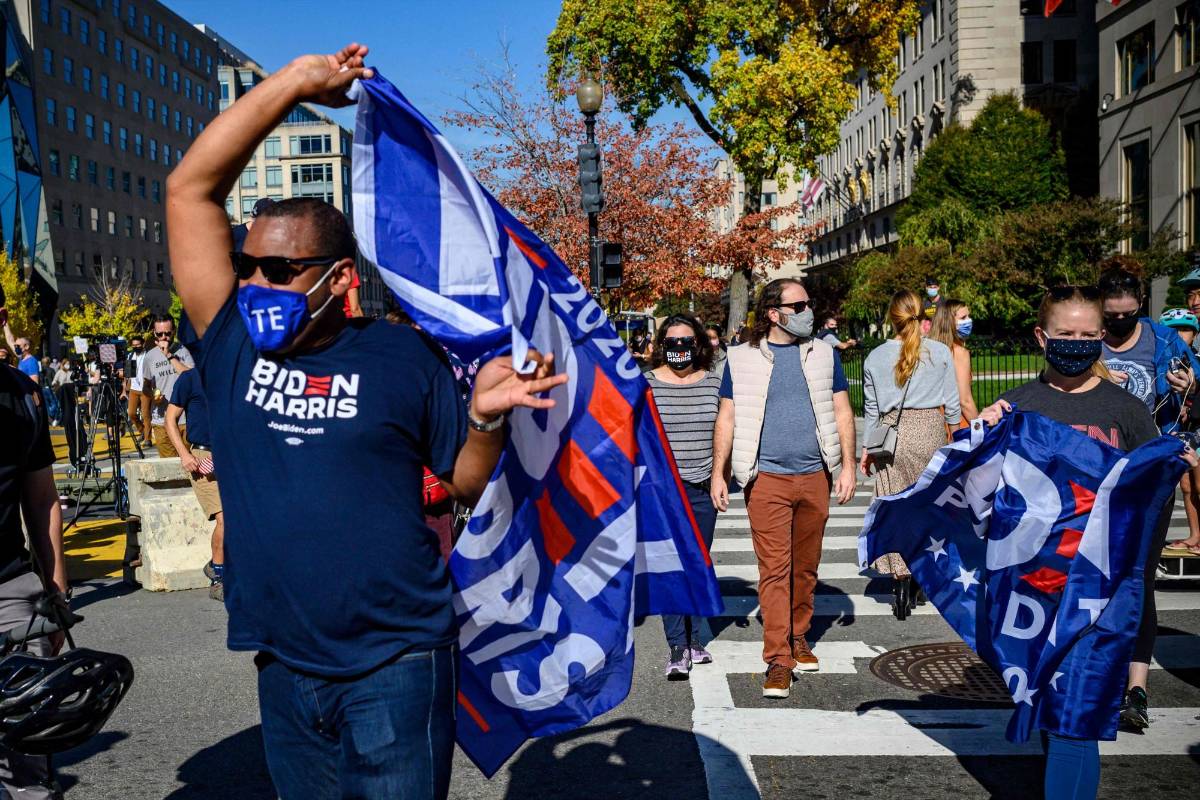 La ciudad se dejó desbordar la emoción contenida durante la campaña electoral y, sobre todo, los últimos cuatro días en los que el país contuvo la respiración ante el ajustado resultado. FOTO AFP