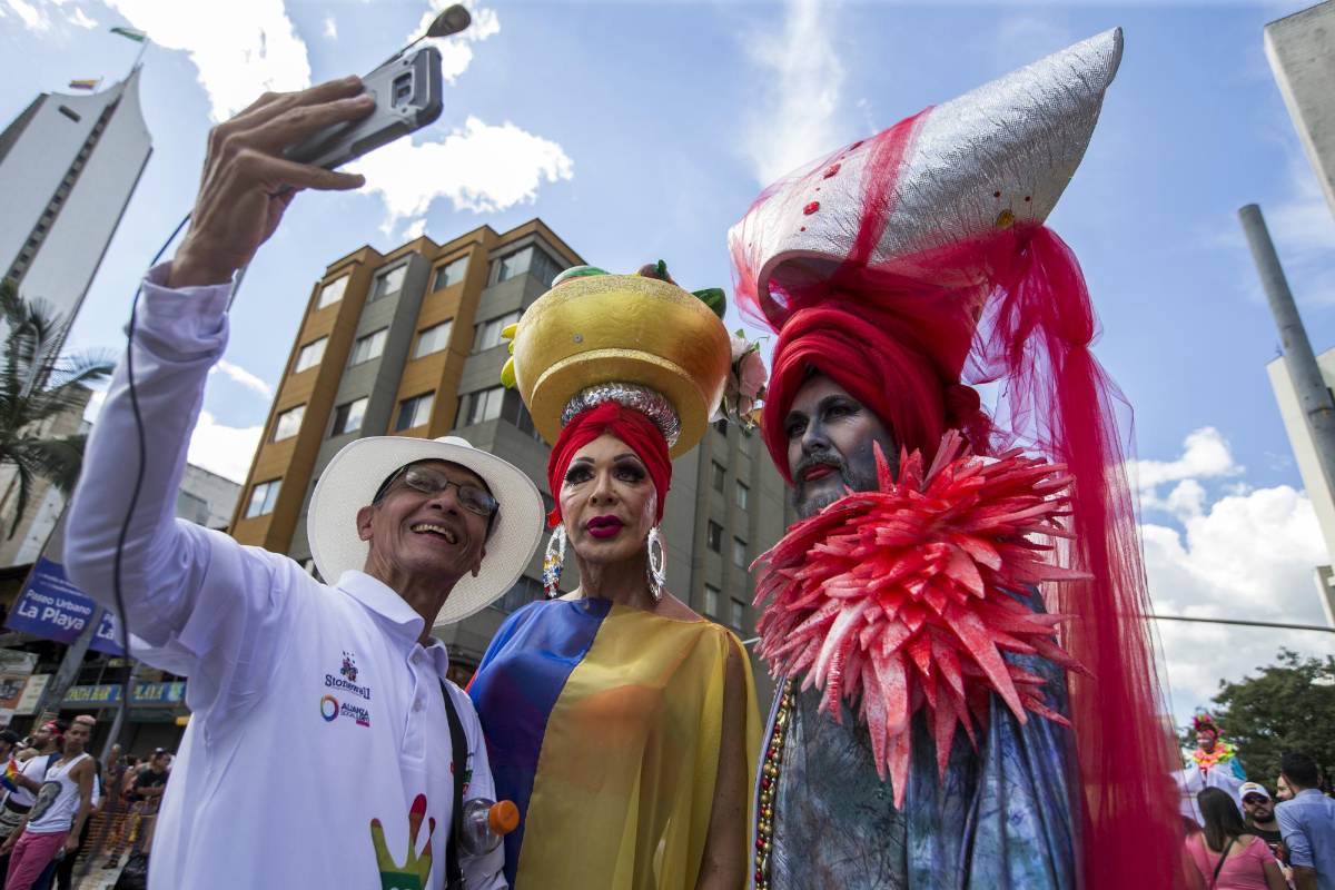 Bajo el sol de la tarde de Medellín, cientos de personas marcharon por las calles del Centro de la ciudad como parte de la reivindicación de los derechos LGTBI. FOTO JAIME PÉREZ