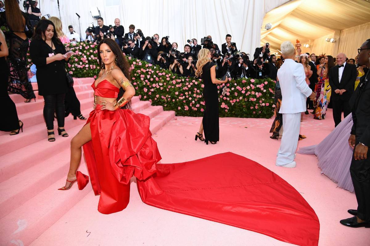 Halsey en un diseño rojo. FOTO AFP