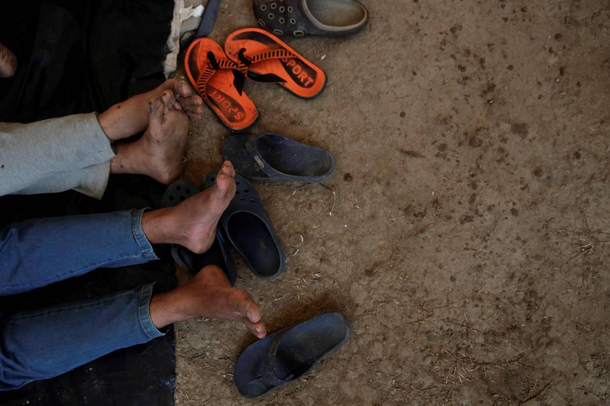 Migrantes duermen el pasado 21 de mayo 2019, en una estación temporal de ayuda humanitaria en la comunidad de Peñita. Según la OIM, este año la mayoría de quienes transitan por esa zona lo hacen acompañados por niños y solos, “sin ayuda de coyotes o traficantes”. FOTO: EFE