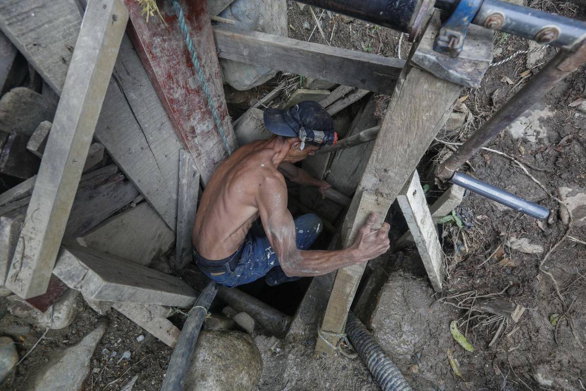 A orillas del río Medellín, en el municipio de Barbosa, algunas personas extraen de forma artesanal el mineral que les da el sustento para ellos y sus familias en esta época de crisis económica por el Covid - 19. Foto: Manuel Saldarriaga Quintero.