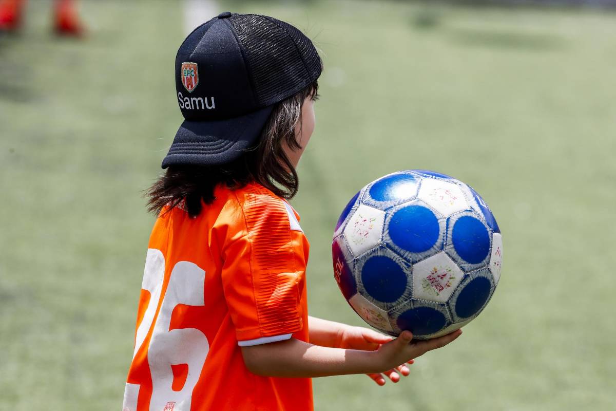 No son expertos en jugar fútbol pero disfrutan mucho con el balón. Foto: Jaime Pérez Munevar