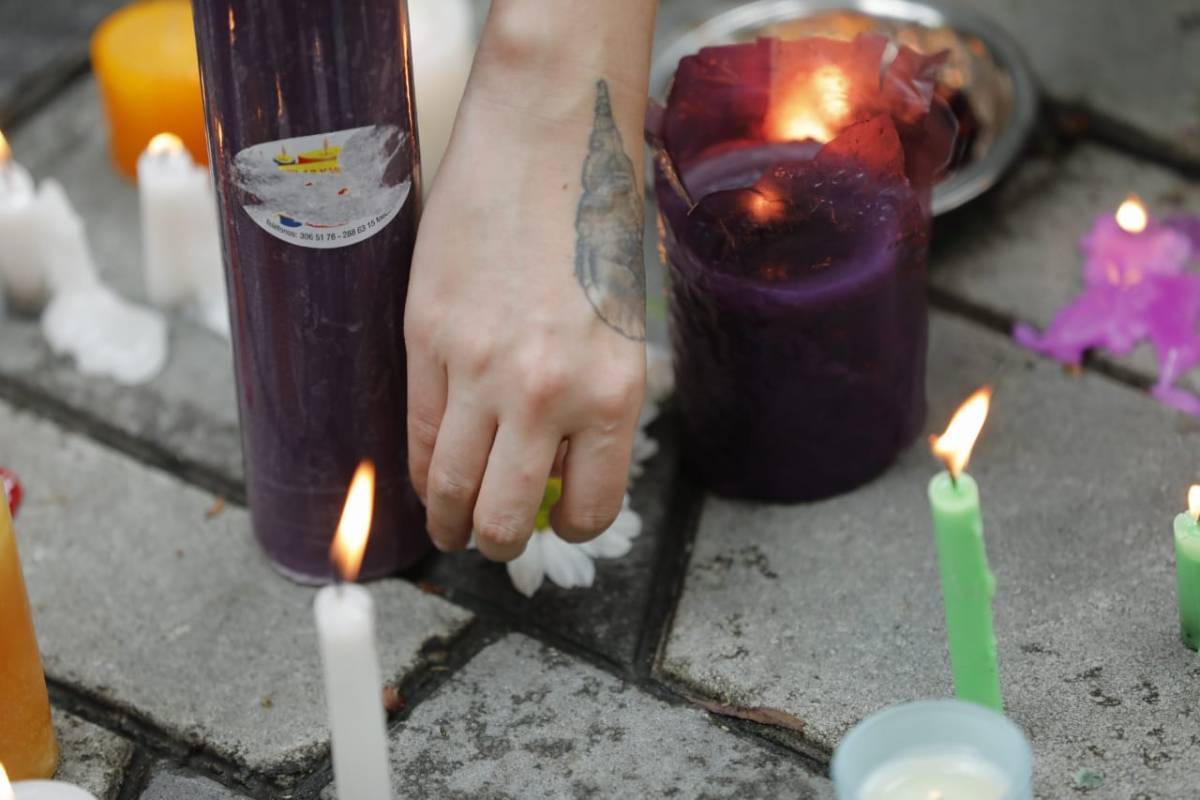 Varias personas rindieron un homenaje a la memoria de Daniela Quiñones y se manifestaron ante el caso de Luz Leidy Vanegas, quien ajusta seis meses desaparecida. FOTO CAMILO SUÁREZ