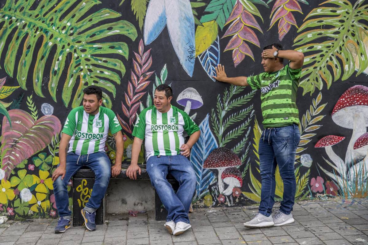 La hinchada de Atlético Nacional comienza a llegar a las inmediaciones del Atanasio Girardot donde tendrá lugar el duelo definitivo ante Tolima. FOTO SANTIAGO MESA