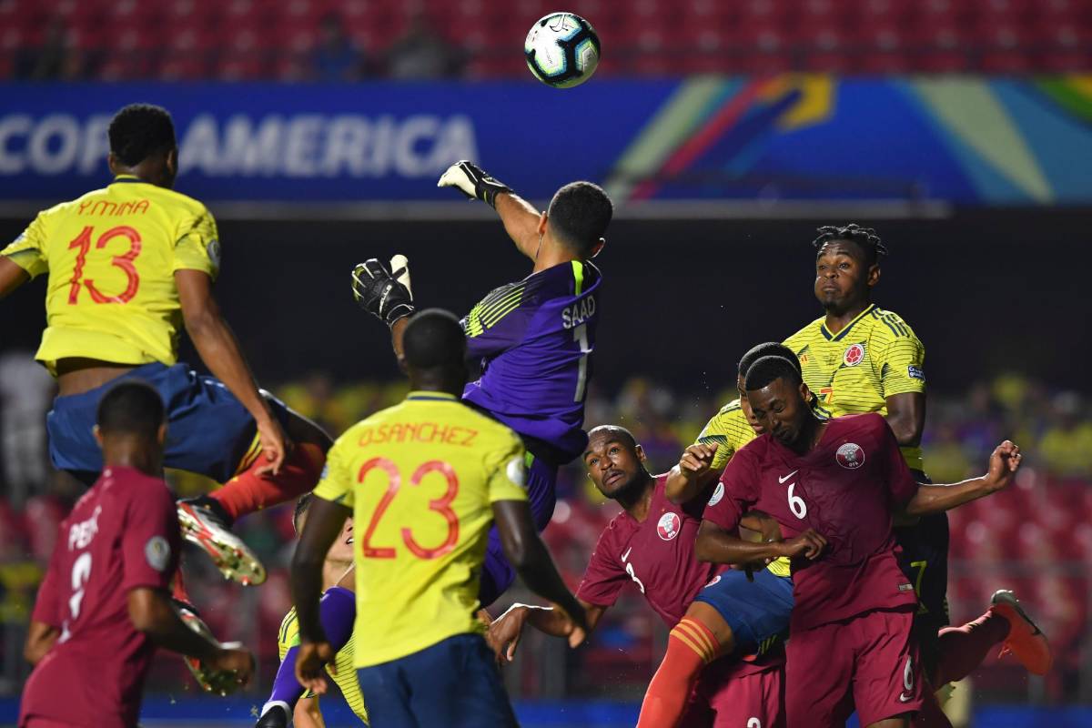 Arquero de Qatar rechaza la pelota. FOTO AFP