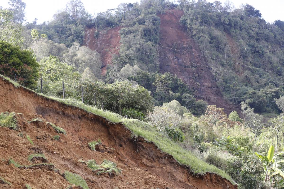 Una comisión de geólogos e ingenieros se trasladará al sitio para evaluar el estado actual de estos cerros y otros aledaños. FOTO Jaime Pérez