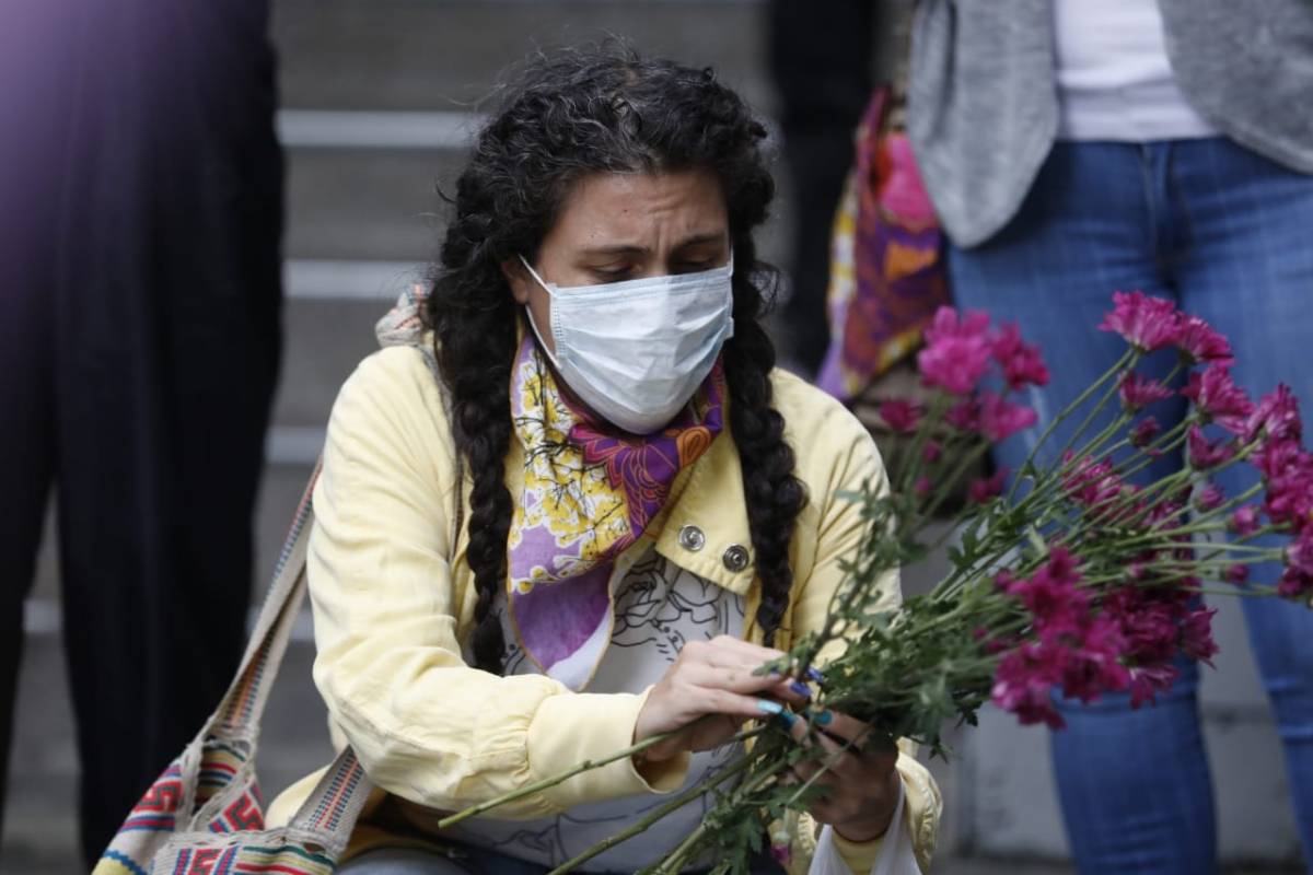 Varias personas rindieron un homenaje a la memoria de Daniela Quiñones y se manifestaron ante el caso de Luz Leidy Vanegas, quien ajusta seis meses desaparecida. FOTO CAMILO SUÁREZ