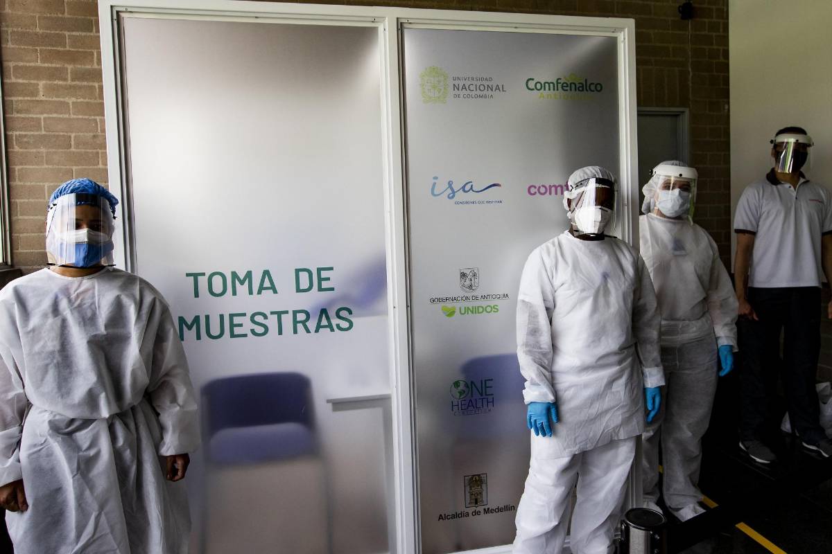 Los usuarios del Metro encontrarán en las estaciones Niquía, San Antonio, Poblado y Sabaneta las cabinas marcadas donde pueden hacerse gratis la prueba de covid-19. Foto: Jaime Pérez