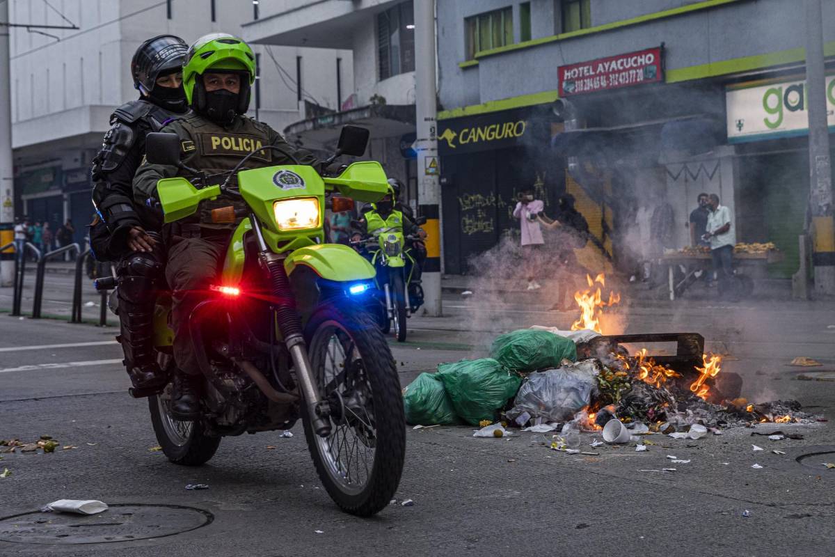 La calle Colombia fue el epicentro de la confrontación entre los manifestantes, el Esmad y el grupo de Carabineros. Foto: Carlos Velásquez
