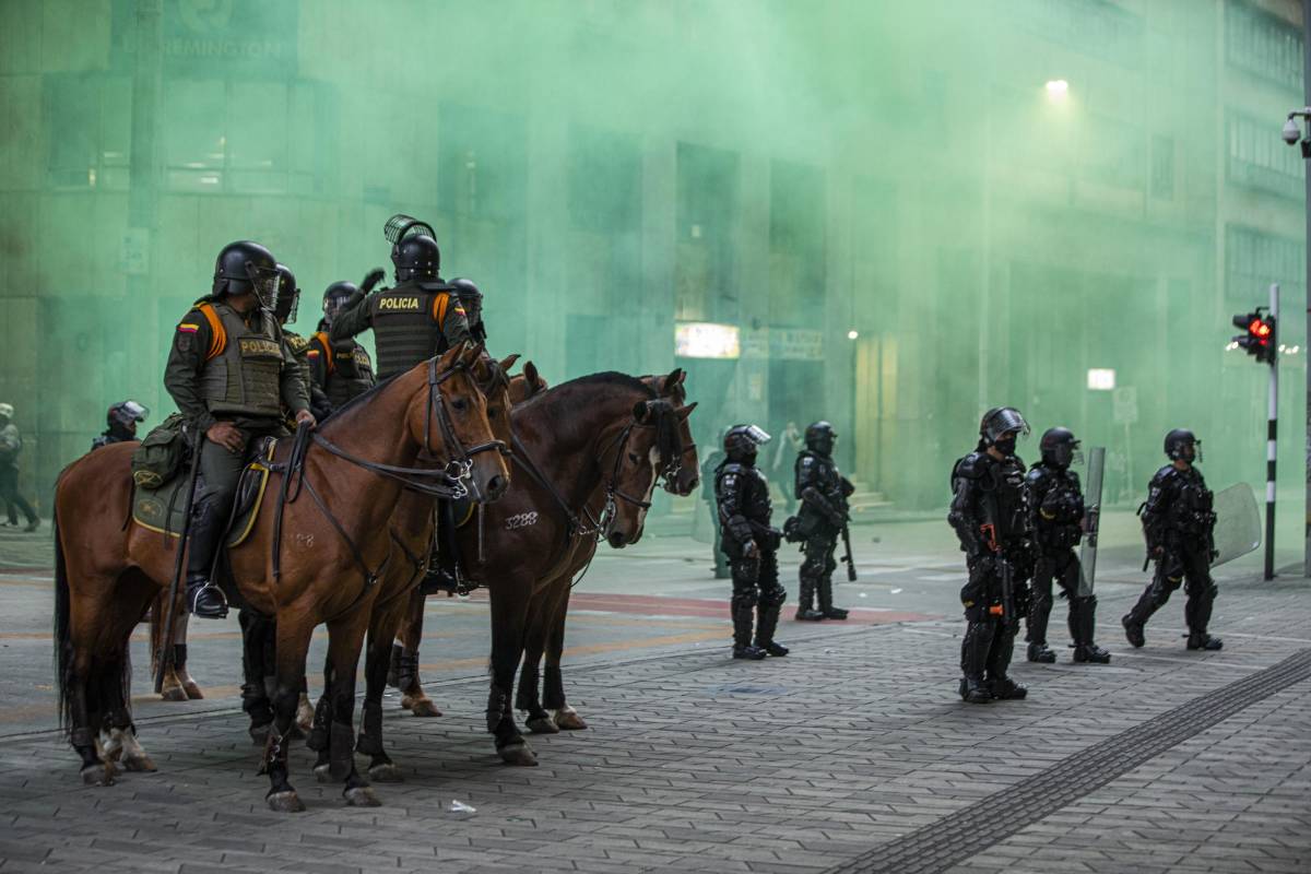 La calle Colombia fue el epicentro de la confrontación entre los manifestantes, el Esmad y el grupo de Carabineros. Foto: Carlos Velásquez