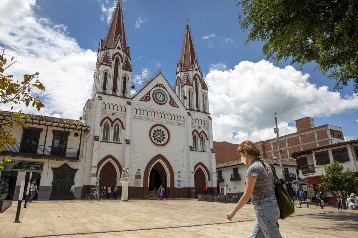No hay ingreso a la parroquia de La Ceja, pero sus puertas permanecen abiertas para que las personas puedan observar el templo. FOTO CARLOS VELÁSQUEZ
