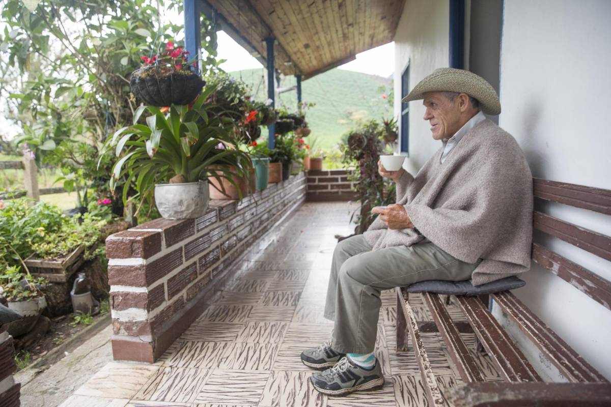Román Arboleda, lechero de San Félix, dedicado a esta industria desde hace más de 40 años. Foto: Edwin Bustamante