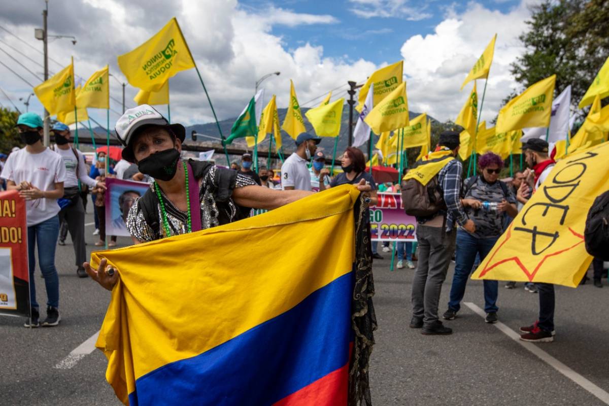 Las centrales obreras marcharon este jueves en Medellín en apoyo al paro Nacional, para reclamar al Gobierno el cumplimiento del pliego de peticiones formulado por el Comité Nacional de Paro. Foto: Edwin Bustamante.