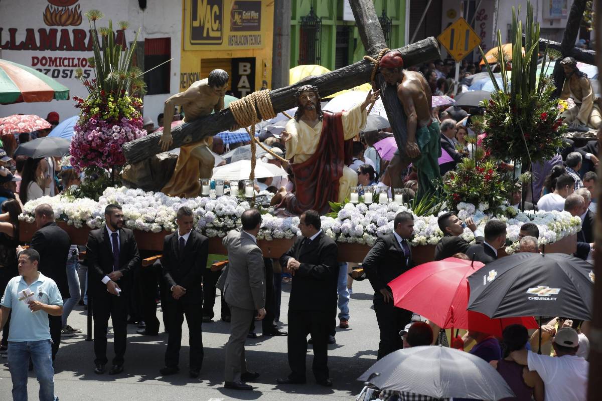 Católicos voluntarios del municipio de Envigado (Colombia) cargaron los pasos durante las procesiones de este viernes. FOTO Manuel Saldarriaga Quintero 