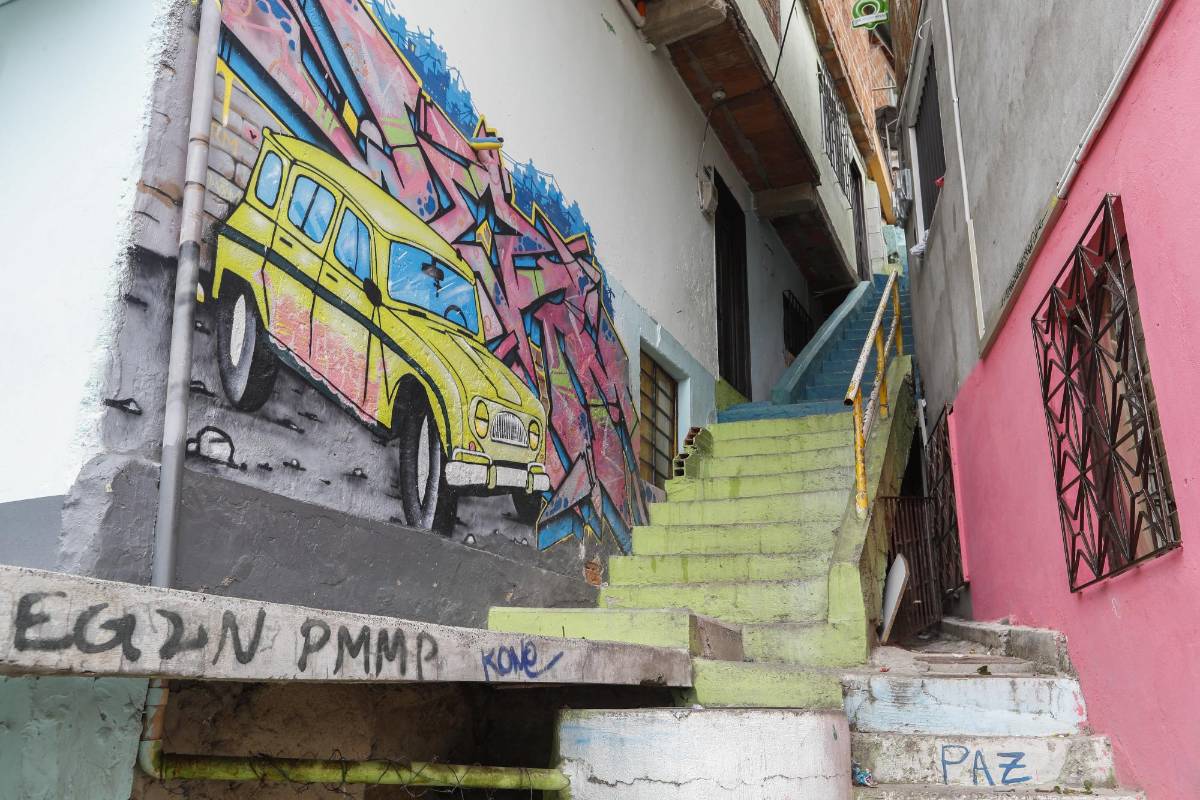 En el barrio La Independencia, de Medellín, donde están las escaleras eléctricas y se realiza el grafiti tour, la gente se resguarda cumplidamente ante el coronavirus y espera el día en que puedan atender de nuevo a los turistas. FOTO MANUEL SALDARRIAGA