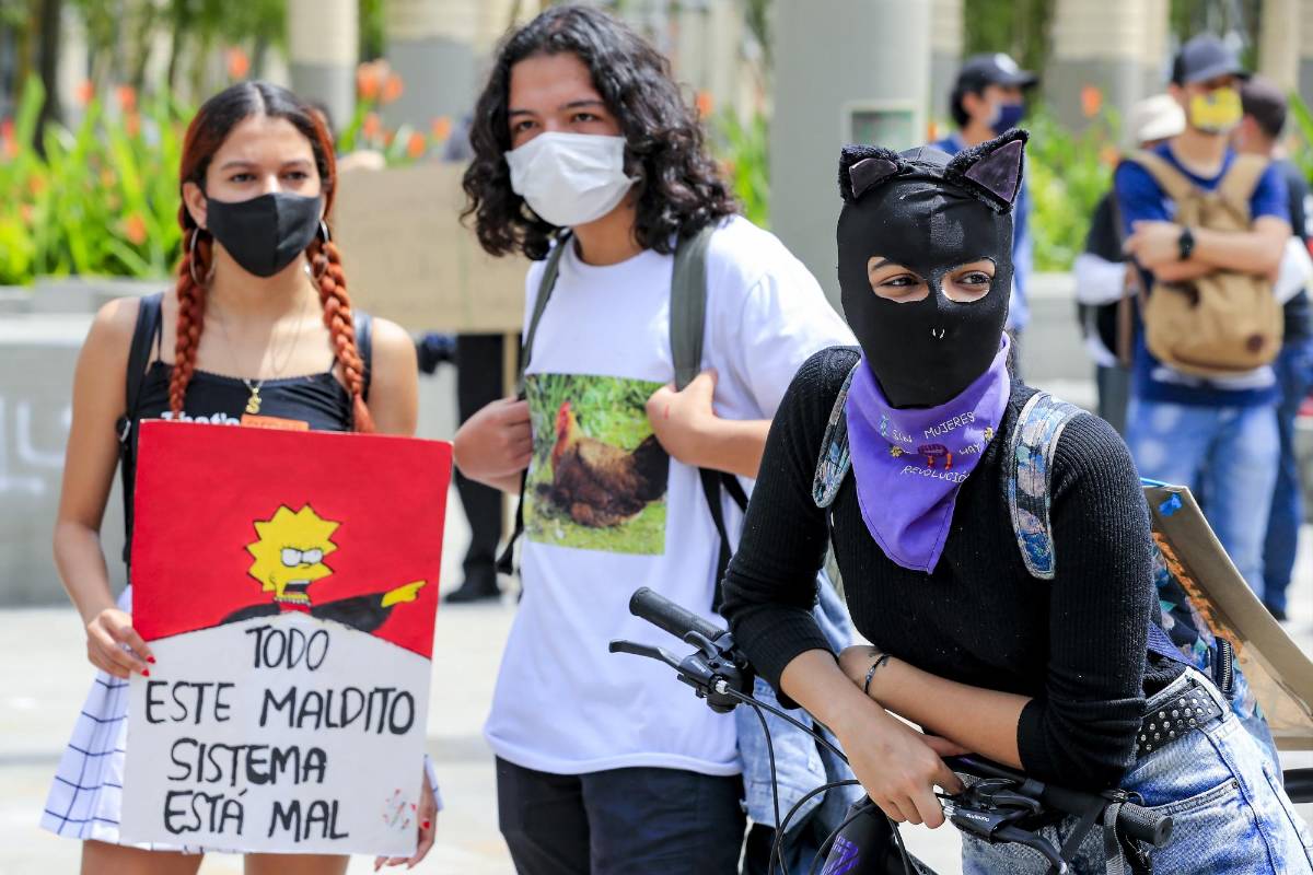 Pese a ello, la manifestación transcurrió en gran parte en completa normalidad y según varios estudiantes cumpliendo los protocolos de distanciamiento por la emergencia del coronavirus. FOTO JAIME PÉREZ