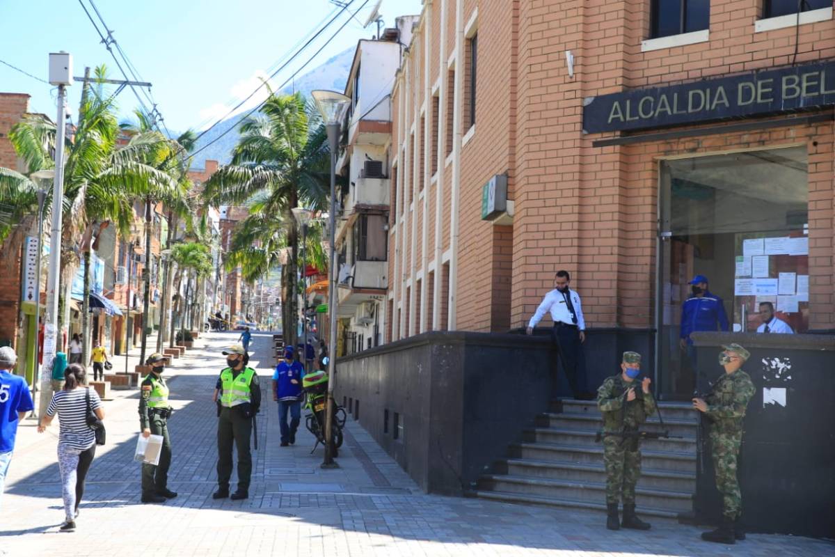 Las medidas abarcan todo el Área Metropolitana, a excepción de Girardota. Las personas pueden salir si presentan emergencias médicas o por diligencias bancarias o notariales. FOTO JUAN ANTONIO SÁNCHEZ