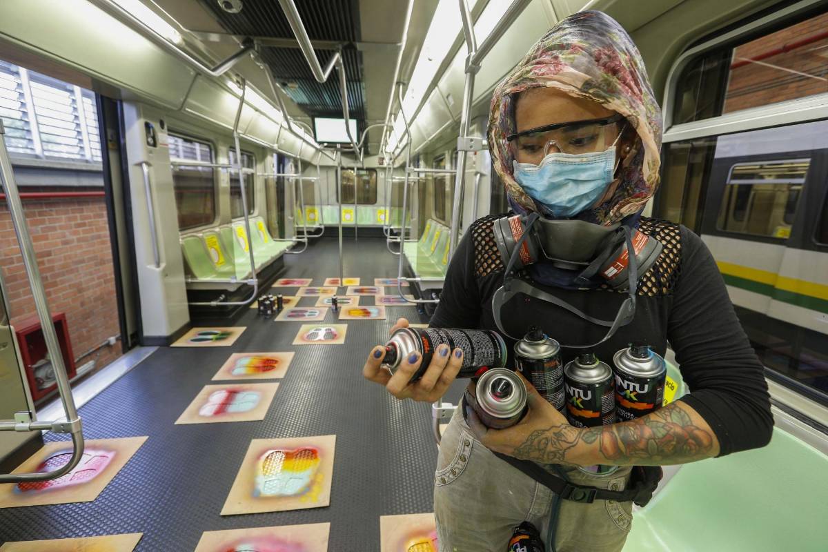  Los 10 artistas que trabajan en esta intervención hacen parte de la Mesa de Arte Urbano del Grafiti convocada por el Metro de Medellín. Foto Manuel Saldarriaga