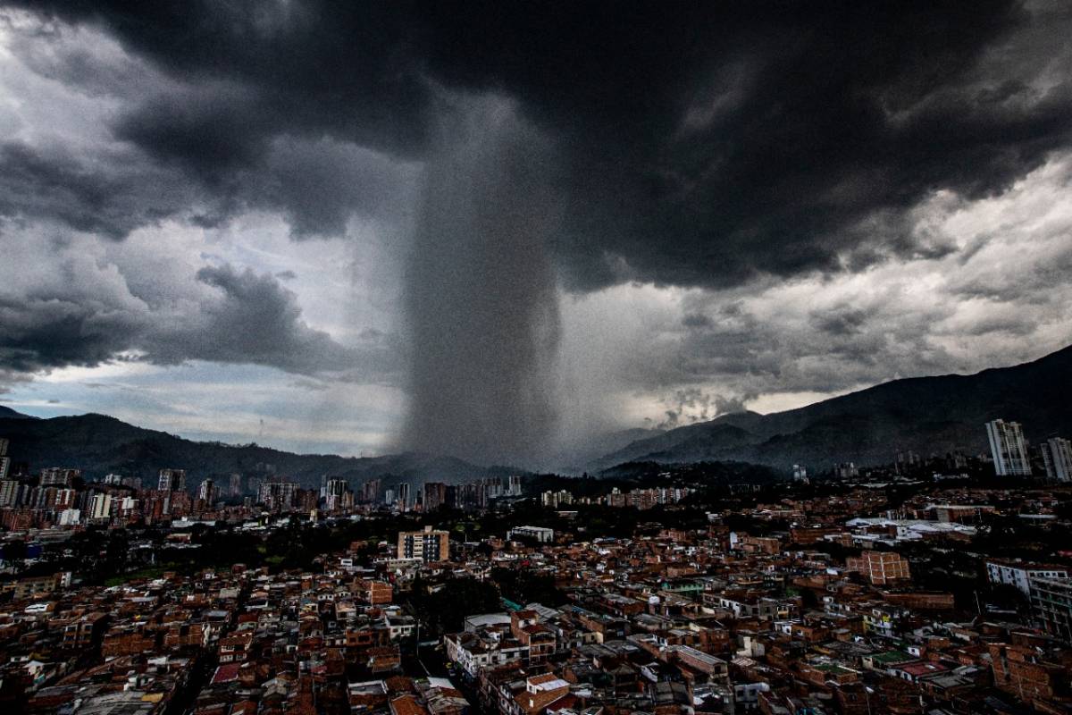La columna de lluvia se pudo observar en límites entre Itagüí y La Estrella, el aguacero se extendió por buena parte del Valle de Aburrá. FOTO JAIME PÉREZ