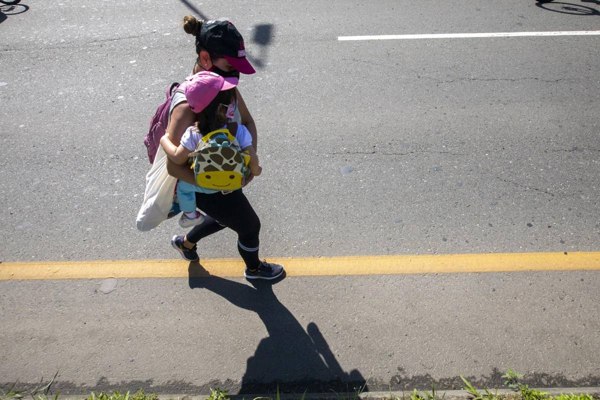 Tras más de cinco meses los paisas pueden volver a salir y hacer deporte por las tradicionales ciclovías en Medellín. FOTO EDWIN BUSTAMANTE
