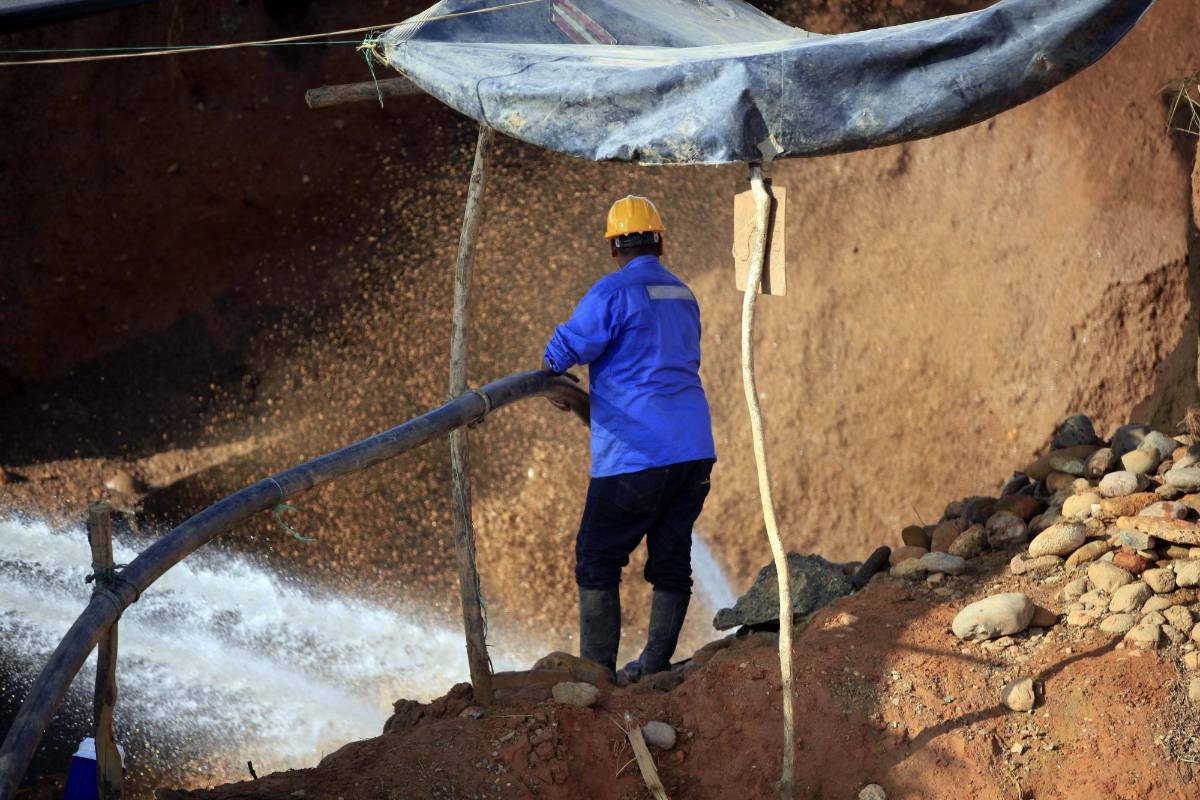 Por lo menos cinco retroexcavadoras y cuatro volquetas son utilizadas por más de sesenta mineros en estas minas de oro de aluvión para sacar el oro. FOTO MANUEL SALDARRIAGA