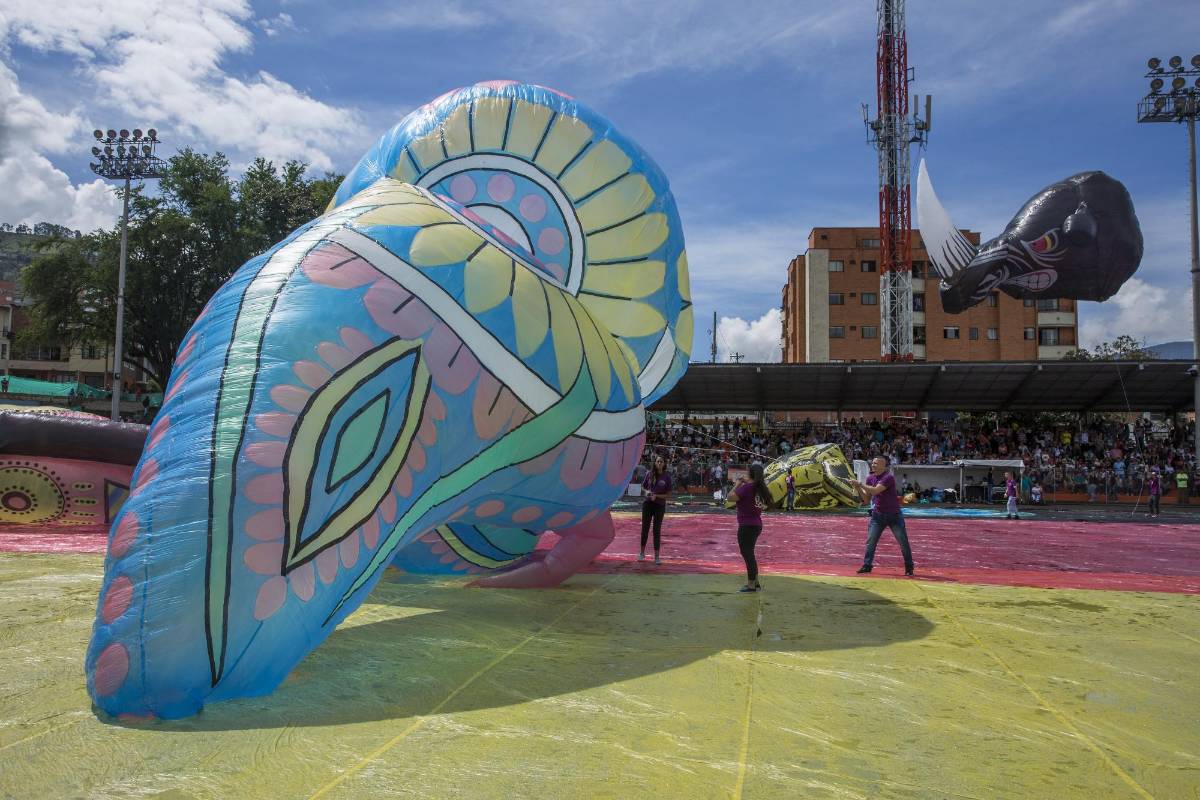 Decenas de globos solares adornaron el cielo envigadeño y animaron la última mañana del 2017. FOTOS EDWIN BUSTAMANTE