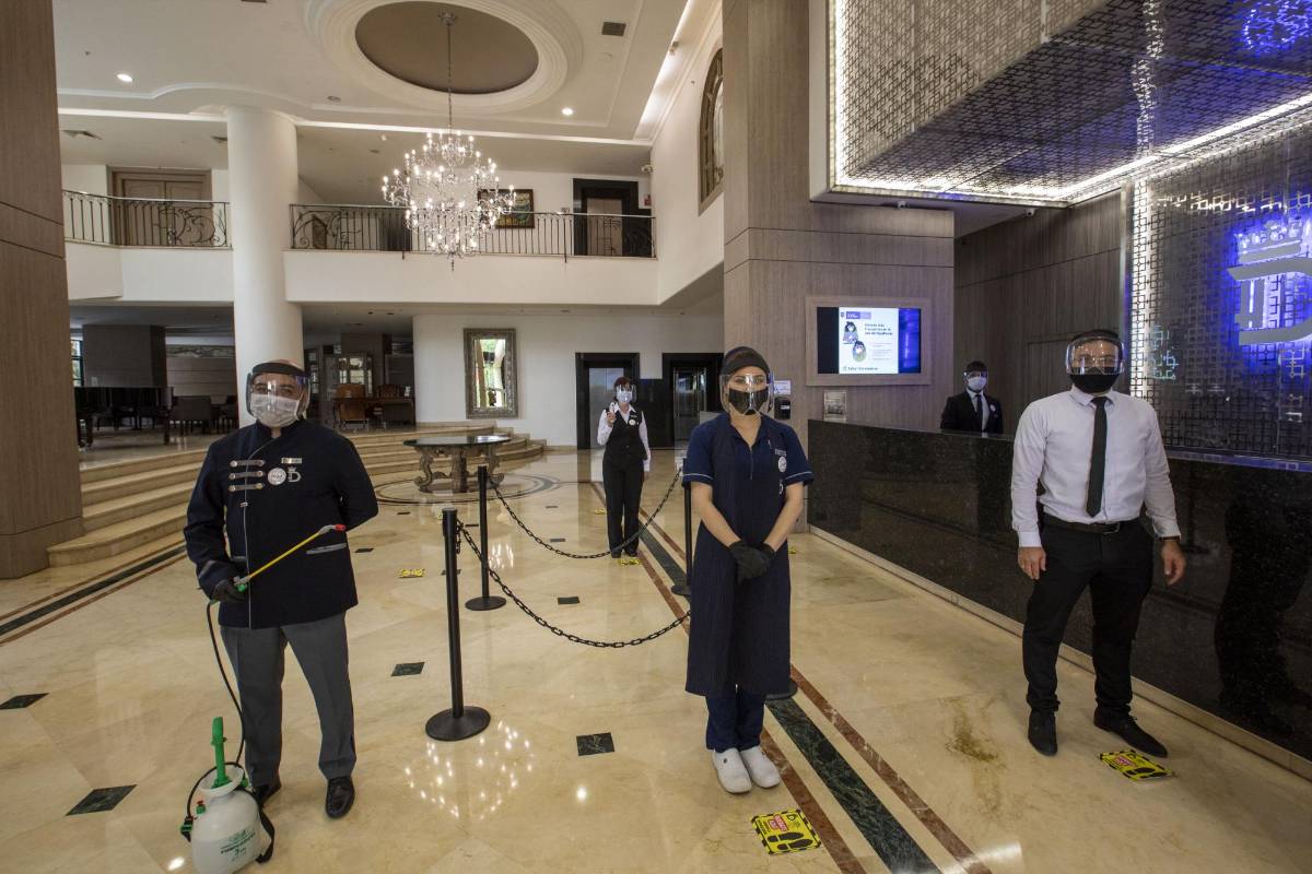 En la recepción, los protocolos son igual de rigurosos. Los hoteles marcarán distancias prudentes en las filas. Foto: Edwin Bustamante