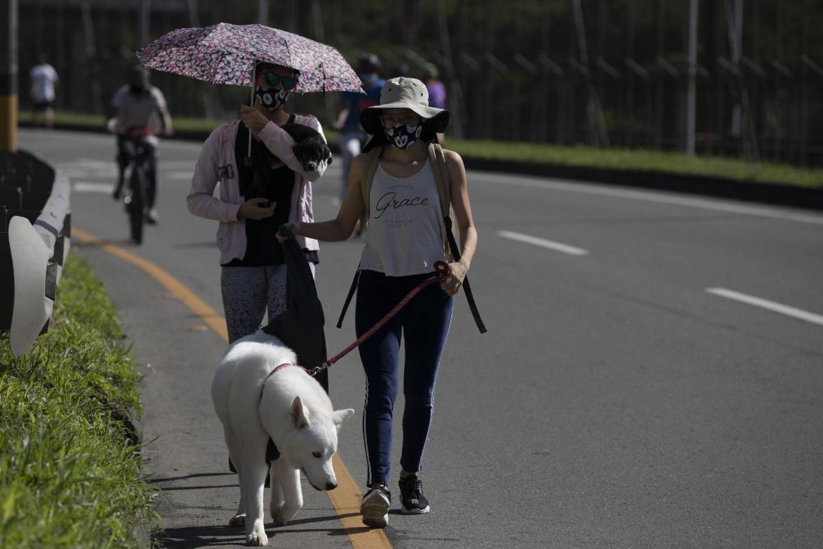 Tras más de cinco meses los paisas pueden volver a salir y hacer deporte por las tradicionales ciclovías en Medellín. FOTO EDWIN BUSTAMANTE