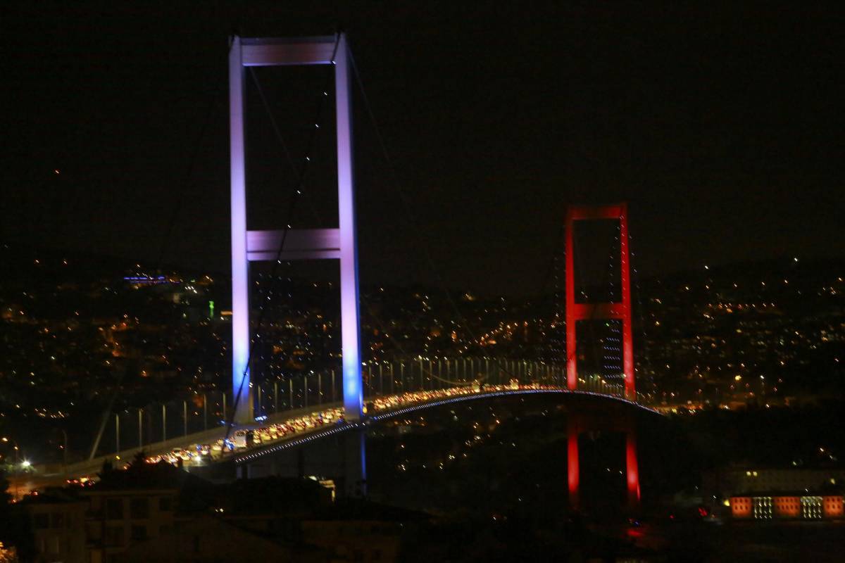 Un gran contingente de policía se ha desplegado en Ankara y ha cerrado los accesos a la céntrica plaza de Kizilay. FOTO Reuters