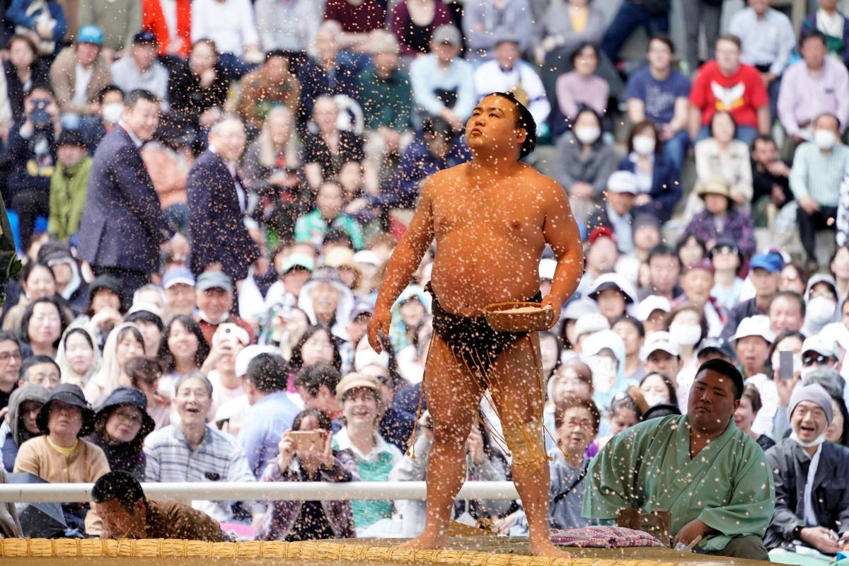 Los luchadores de sumo participan en un “honozumo”, una exhibición ceremonial de sumo, en los terrenos del Santuario Yasukuni en Tokio .Foto: CHARLY TRIBALLEAU / AFP
