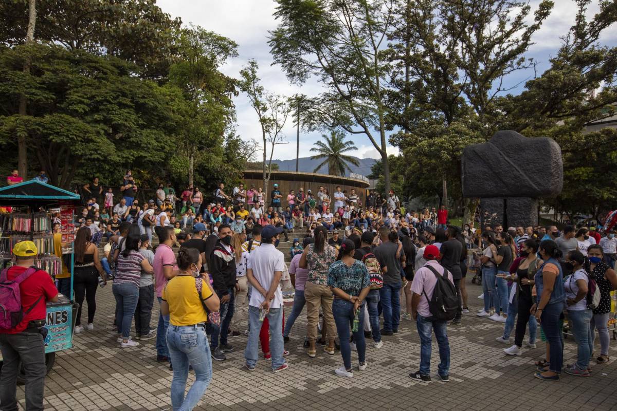 Muchos ciudadanos se resisten a cambiar las formas de compartir en los espacios públicos de Medellín debido a la situación de salud pública mundial. FOTO: Edwin Bustamante