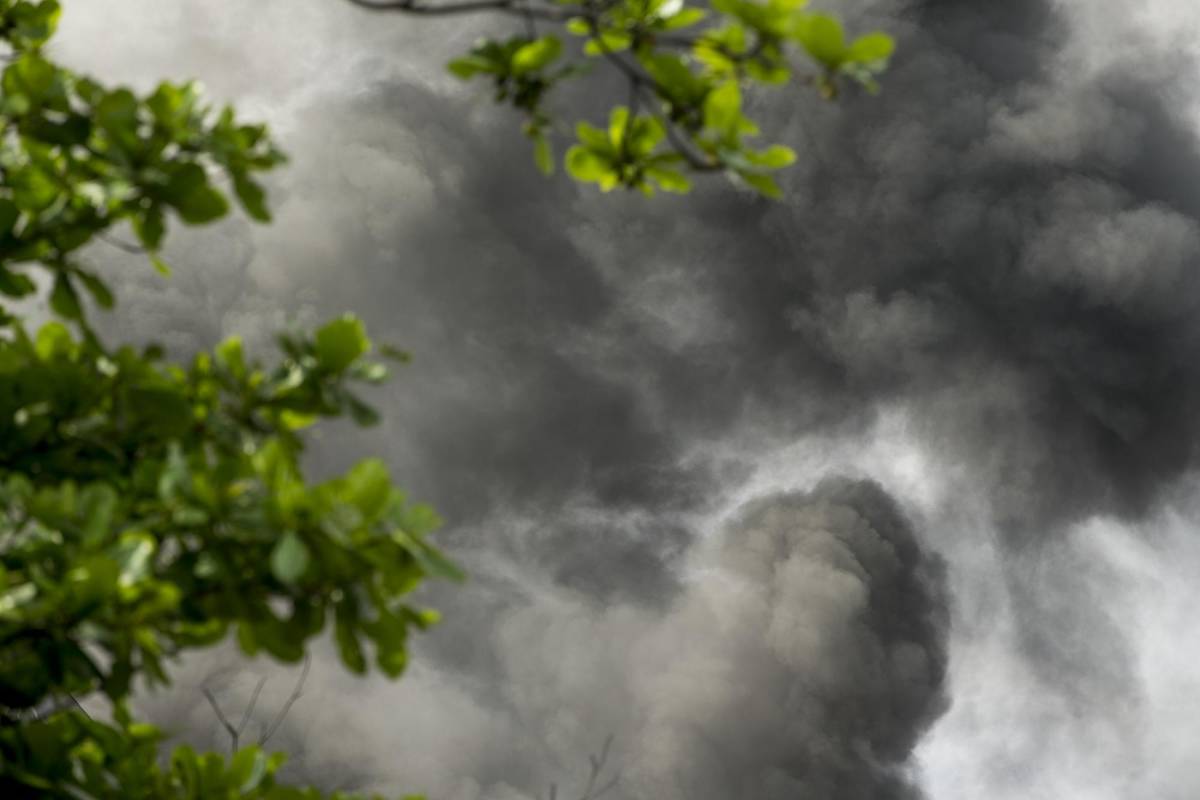 La nube de humo negro que subía hasta 40 metros se observaba desde diferentes puntos del Valle de Aburrá. FOTO: SANTIAGO MESA.